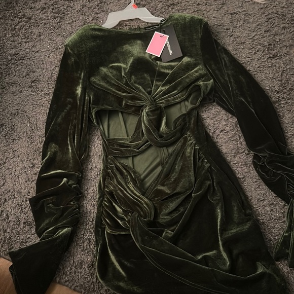 Pretty Little Thing Green Velvet Should Pad Cutout Dress - Picture 2 of 2